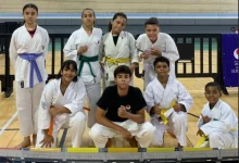 Atletas de Mangaratiba posam para foto no Campeonato Estadual de Karatê JKA 2025