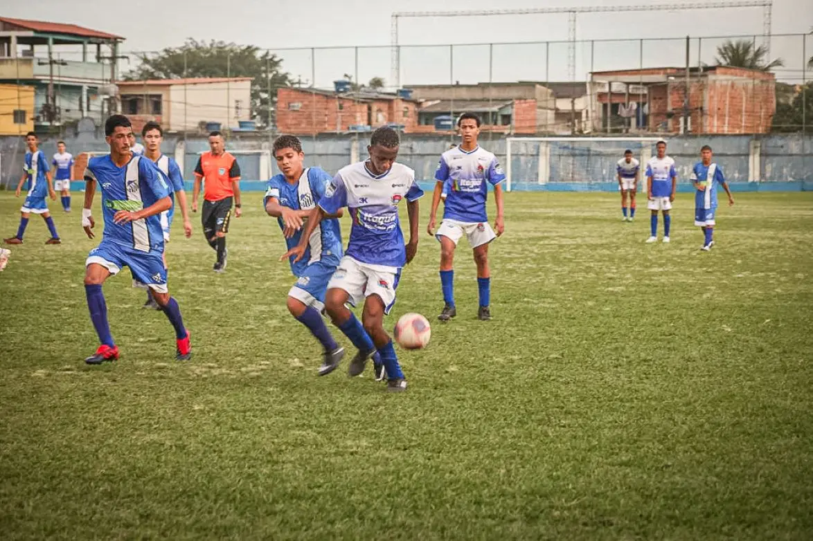 Jovens atletas em ação durante a Copa Verão Sub-17 em Itaguaí