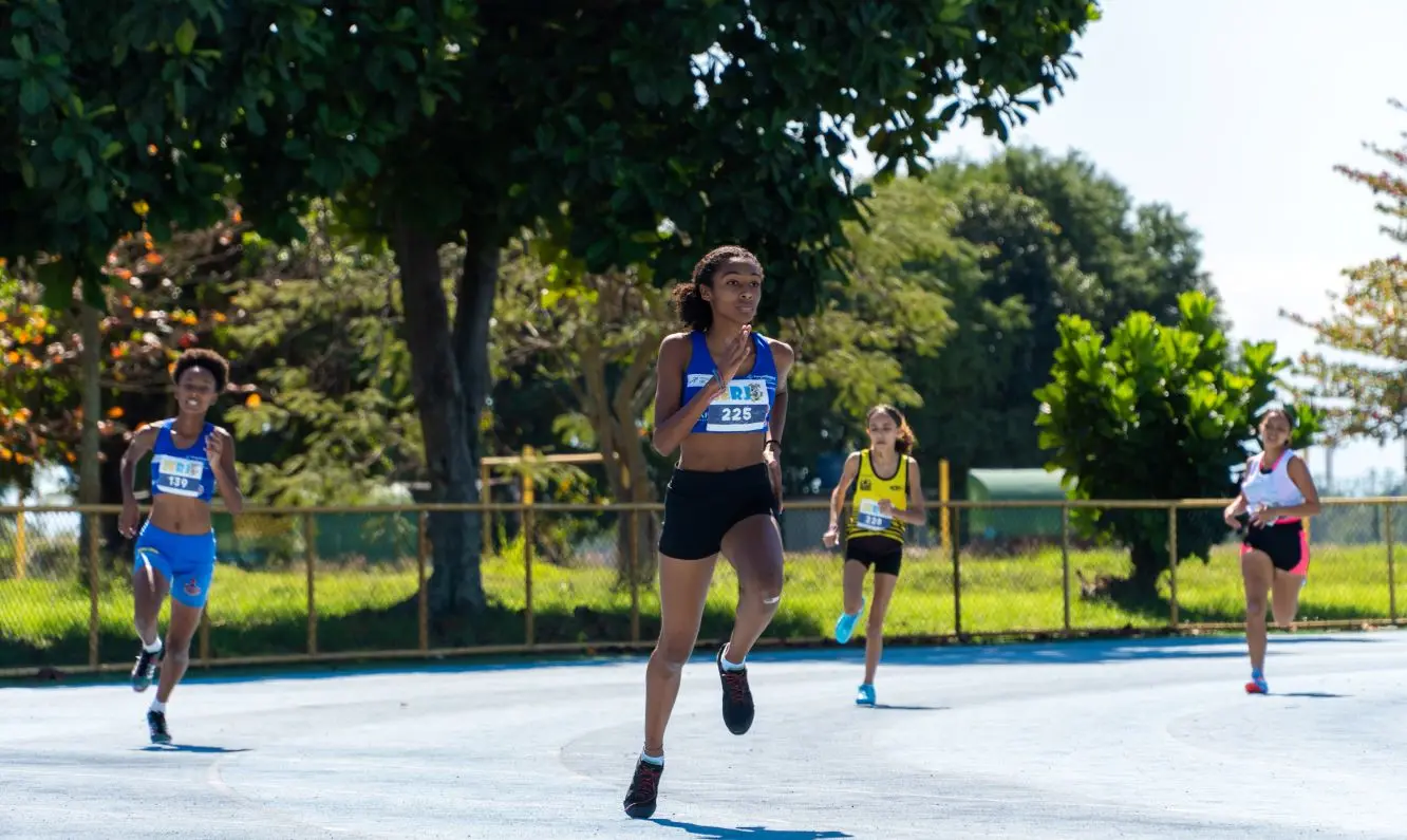 Atletas disputam prova de atletismo nos Jogos Escolares do Rio de Janeiro (JERJ), mostrando talento e dedicação