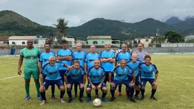 Time de futebol posando para foto