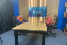 Entrevistado e entrevistador frente-a-frente à mesa