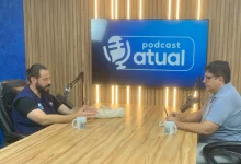 Entrevistado e entrevistador sentados à mesa