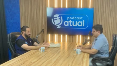 Entrevistado e entrevistador sentados à mesa