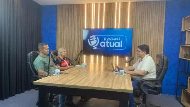 entrevistados e entrevistador frente-a-frente à mesa