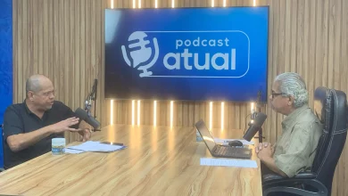 Entrevistado e entrevistador frente-a-frente à bancada do Podcast Atual