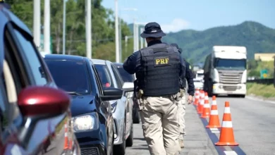 Agentes da PRF durante fiscalização nas rodovias federais do RJ