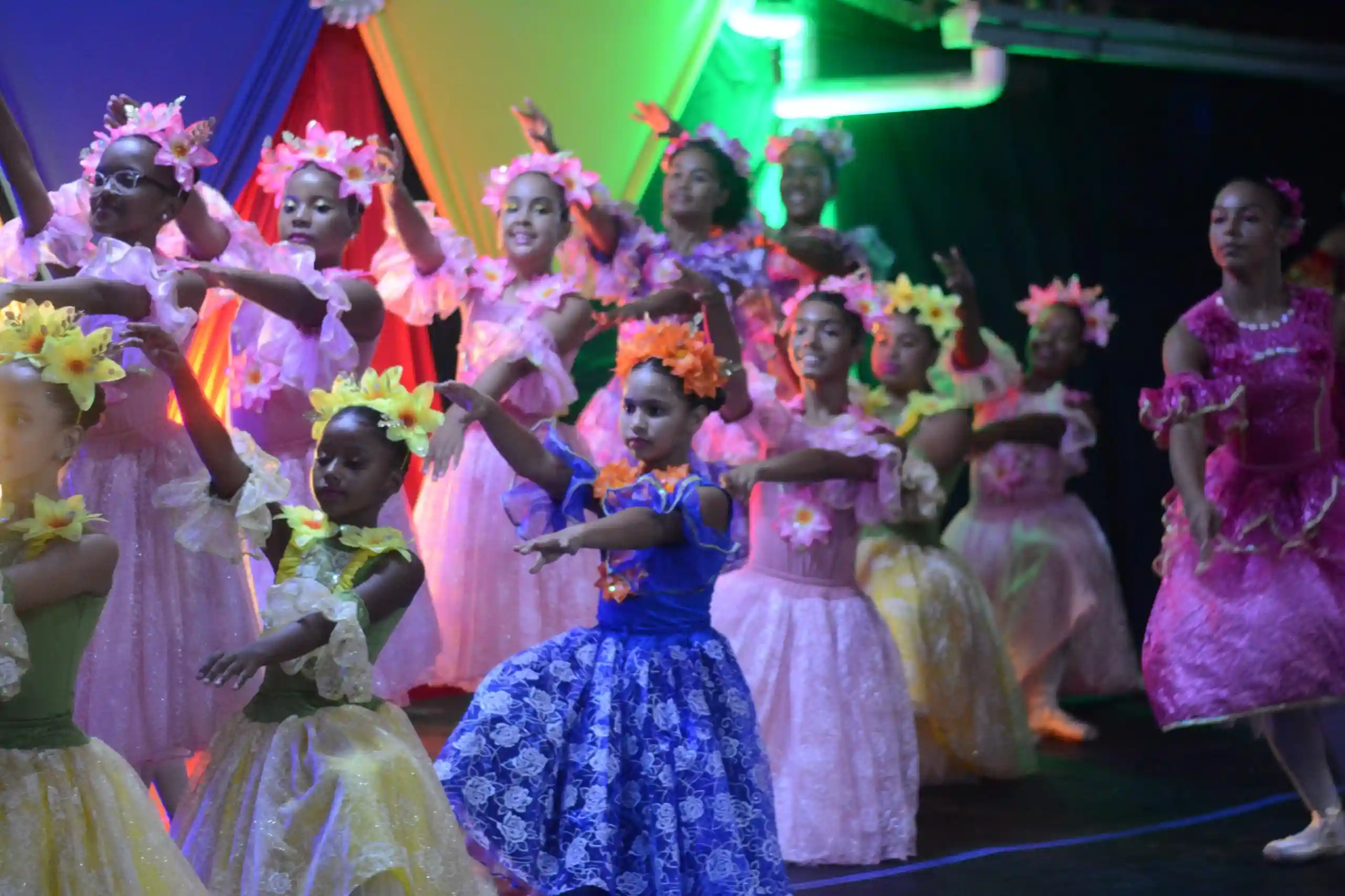 Ballet Jazz Maquiagem Itaguaí / na foto meninas jovens de vestido apropriado para ballet