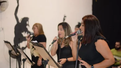 Chiquinha Gonzaga técnica vocal / foto mostra três mulheres fazendo cantgando ao microfone