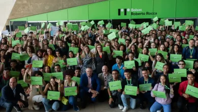 Ternium oferece bolsas / NA FOTO, diretoria da Ternium posa com dezenas de alunos segurando placa na cor verde com a inscrição Bolsas Roberto Rocca