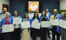 Acadêmicos exibindo seus diplomas
