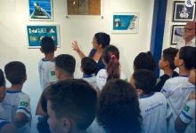 Alunos da Escola Municipal Diogo Martins participam de uma visita guiada no Museu Municipal de Mangaratiba