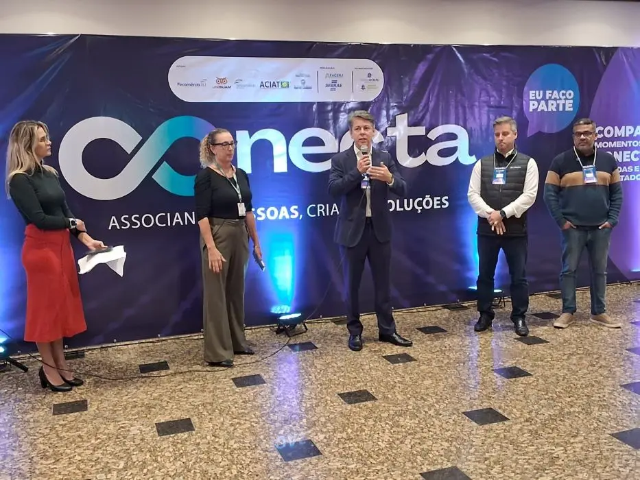 Presidente da Facerj, Robson Carneiro, discursa na cerimônia de abertura do evento
