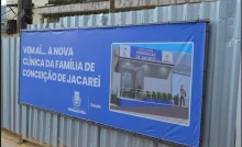 Placa anuncia a construção da nova Clínica da Família de Conceição de Jacareí