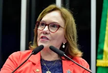 A senadora ao microfone
