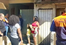 Equipes da Defesa Civil e da Secretaria de Assistência Social de Mangaratiba conversam com moradores