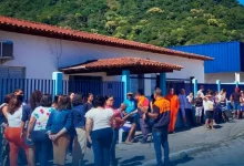 Agentes da Defesa Civil orientam alunos, professores e funcionários durante o simulado