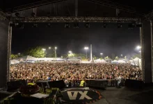 Multidão em frente ao palco prestigia show na Festa do Trabalhador de Itaguaí em 2024