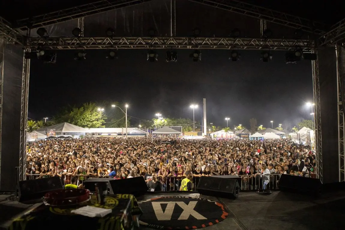 Multidão em frente ao palco prestigia show na Festa do Trabalhador de Itaguaí em 2024