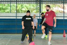 Professor orienta aluno durante atividade do Projeto "Ação, Esporte e Inclusão"