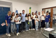 Prefeito Luiz Claudio Ribeiro recebe, em seu gabinete, os jovens atletas medalhistas