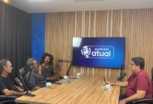 Os três entrevistados sentados à frente do entrevistador