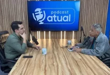 entrevistado e entrevistador sentados frente a frente à mesa