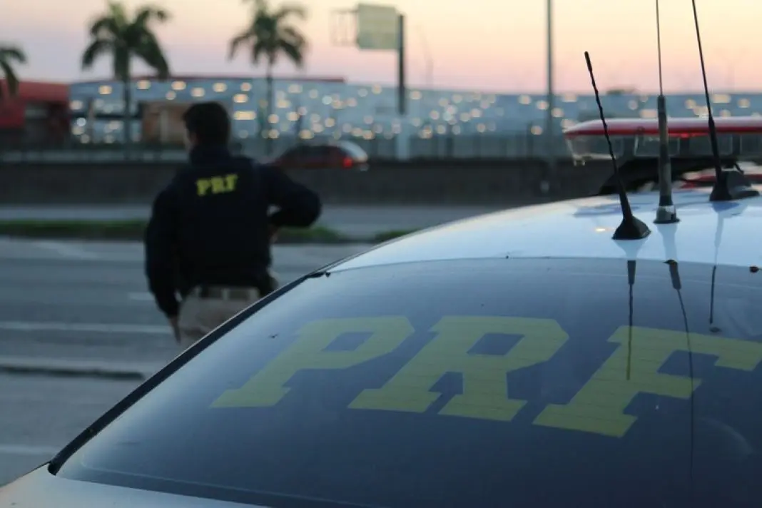 Agente da PRF durante fiscalização nas rodovias federais do RJ
