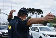Agente da PRF durante fiscalização em rodovia