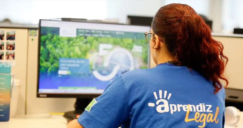 Jovem aprendiz durante sua jornada de trabalho na Cedae