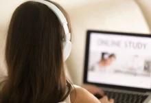 Estudante acompanha aula online em curso semipresencial