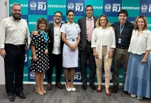 representantes da comunicação do setor nuclear do estado do Rio de Janeiroi pousa para foto diante de backdrop da Seenemar