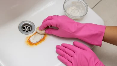 A receita caseira que tira manchas de ferrugem da pia e do chão