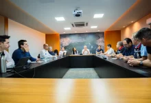 Vário homens sentados à mesa