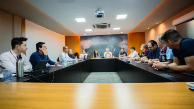 Vário homens sentados à mesa