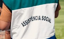 Colete com a identificação "Assistência Social" em servidor legítimo