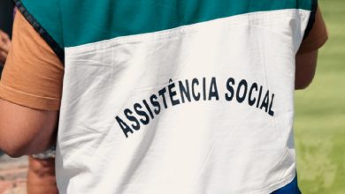 Colete com a identificação "Assistência Social" em servidor legítimo