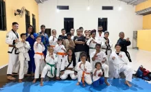 Na Paróquia São Francisco de Assis, crianças, jovens, adultos e professores posam para foto.