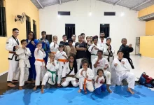 Na Paróquia São Francisco de Assis, crianças, jovens, adultos e professores posam para foto.