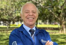 Ex-presidente da Nuclep posando para foto