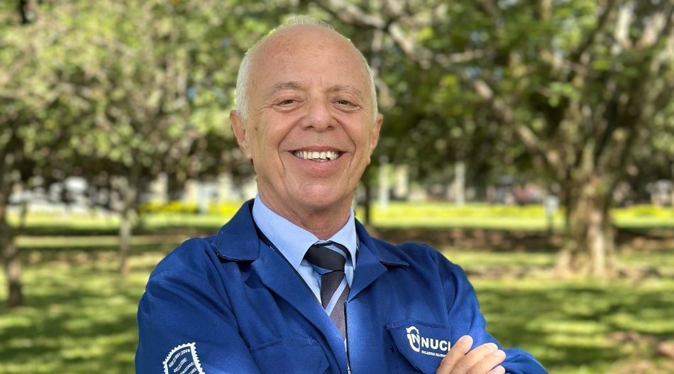 Ex-presidente da Nuclep posando para foto