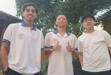 Três estudantes posando para foto