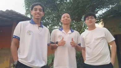 Três estudantes posando para foto