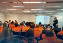 Agentes da Defesa Civil de diversos municípios fluminenses durante reunião na Alerj