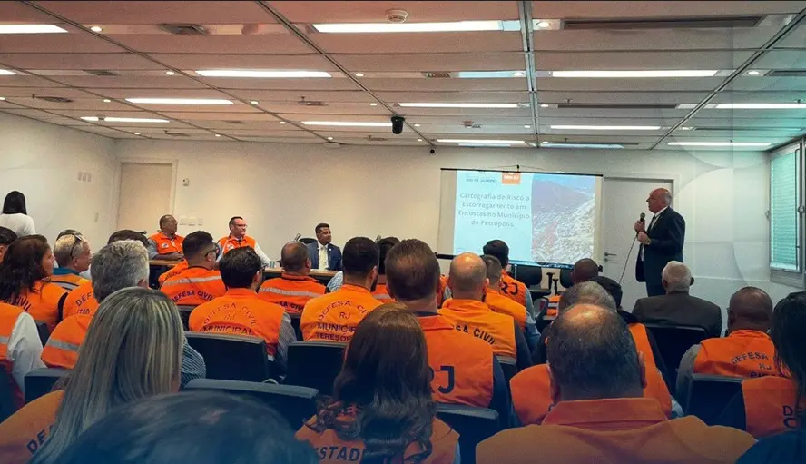 Agentes da Defesa Civil de diversos municípios fluminenses durante reunião na Alerj
