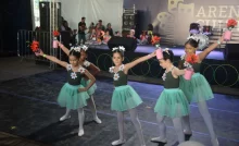 lunas da Escola Municipal de Dança Itinga se apresentam durante a Semana das Mães