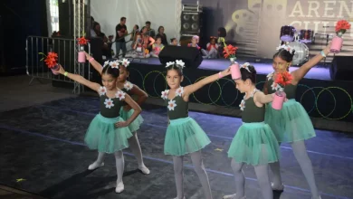 lunas da Escola Municipal de Dança Itinga se apresentam durante a Semana das Mães