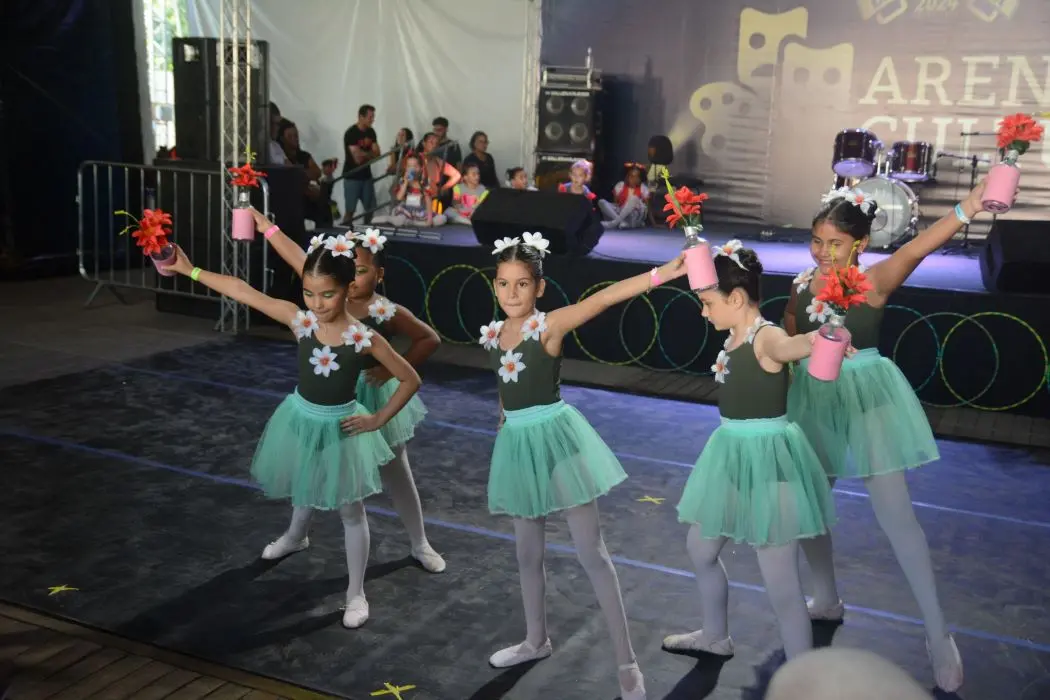 lunas da Escola Municipal de Dança Itinga se apresentam durante a Semana das Mães