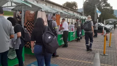 Pessoas numa feira