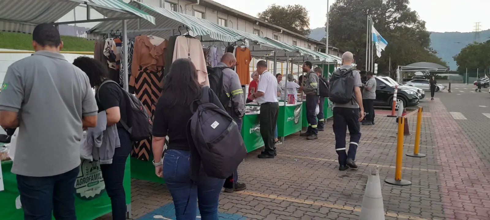 Pessoas numa feira