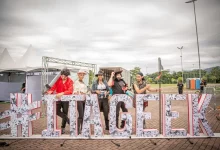 Participantes caracterizados em frente ao letreiro do Itageek